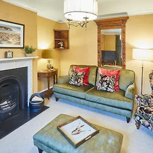  Holiday home Host & - Sixpence